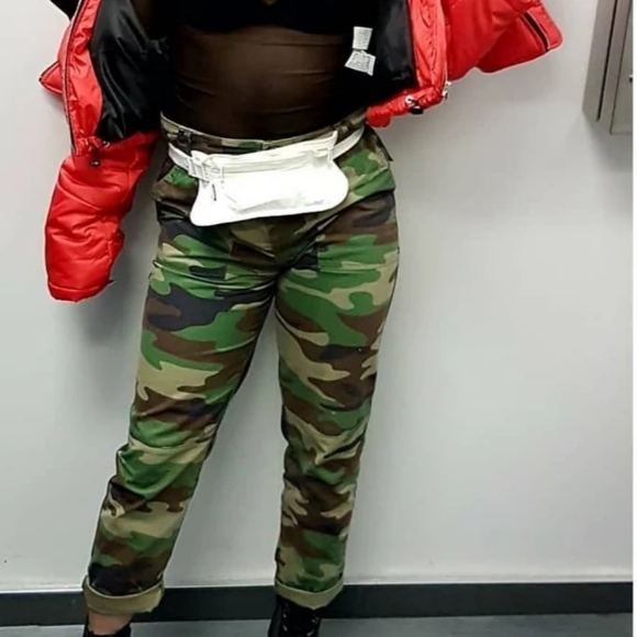 EXCELLENT CONDITION: CAMO PRINT CARGO PANTS - Picture 2 of 2